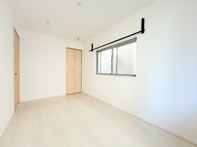 【洋室】 | ◆横浜市緑区東本郷築浅中古住宅◆ | ◆気持ちの良い風が室内へ入り込む居室。家具を配置しても広々ご利用いただけます！！