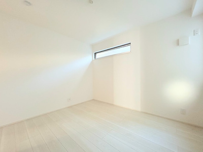 【洋室】 | ◆横浜市緑区東本郷築浅中古住宅◆ | ◆子どものスタディ空間として、あるいは書斎やホビールームとして生活スタイルに合わせて使えるプライベートルーム。居心地のいい落ち着いたインテリアが似合います。