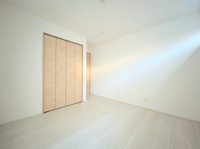 【洋室】 | ◆横浜市緑区東本郷築浅中古住宅◆ | ◆柔らかい陽光が差し込む明るいお部屋を演出する設計。彩光の取れる窓が気持ちの良いお部屋を創り上げます。