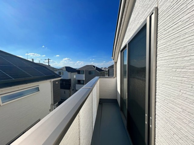 【バルコニー】 | ◆横浜市緑区東本郷築浅中古住宅◆ | ◆気持ちのいい空が見渡せる広いバルコニー。爽やかな風を感じて、心躍る素敵な暮らしがはじまります。通風・採光にも優れ、心地よい光と風があふれています。