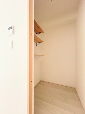 【収納】 | ◆横浜市緑区東本郷築浅中古住宅◆ | ◆キッチン横に大型パントリーがありますので、収納には困りませんね。