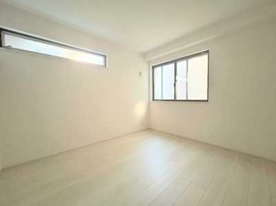 【洋室】 | ◆横浜市緑区東本郷築浅中古住宅◆ | ◆室内はいつも明るい印象なので気持ちの良い朝を迎えられます。各部屋にはクローゼットを完備しており、収納が多いお家はすっきりして快適空間です。