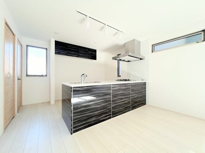 【居間・リビング】 | ◆横浜市緑区東本郷築浅中古住宅◆ | ◆デザイン性と機能性を兼ね備えたキッチンです。リビングスペースとの一体感が生まれ、広々空間を演出してくれます。