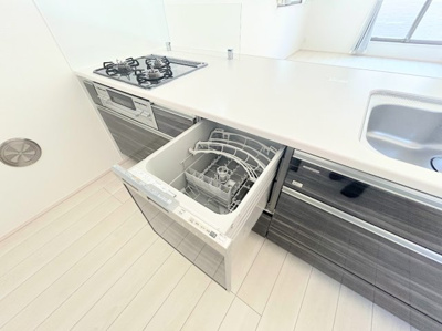 【キッチン】 | ◆横浜市緑区東本郷築浅中古住宅◆ | ◆食後の食器洗いは食洗機にお任せ！ご家族と団らんの時間を。家事の時短に効果大の食洗器付き。高温洗浄、節水効果もございます。