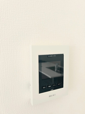 【防犯設備】 | ◆横浜市緑区東本郷築浅中古住宅◆ | ◆受話器を持たずに、来訪者と通話ができ、モニターで姿が確かめられるインターホンを採用しました。暮らしの安心感を一層高めます。