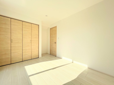 【洋室】 | ◆横浜市緑区東本郷築浅中古住宅◆ | ◆子どものスタディ空間として、あるいは書斎やホビールームとして生活スタイルに合わせて使えるプライベートルーム。居心地のいい落ち着いたインテリアが似合います。