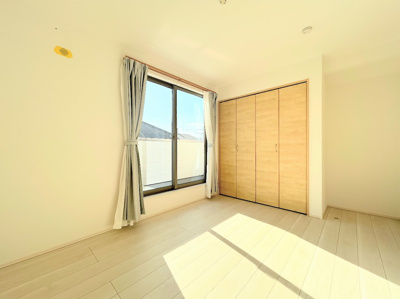 【洋室】 | ◆横浜市緑区東本郷築浅中古住宅◆ | ◆感性を育むプライベートルームはシンプルでスマートな空間。好みの空間で読書をしたり、音楽を聞いたりと一人の時間も充実したものにできます。

