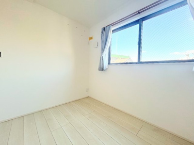 【洋室】 | ◆横浜市緑区東本郷築浅中古住宅◆ | ◆室内はいつも明るい印象なので気持ちの良い朝を迎えられます。各部屋にはクローゼットを完備しており、収納が多いお家はすっきりして快適空間です。