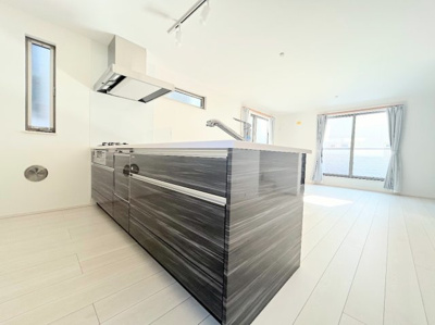 【キッチン】 | ◆横浜市緑区東本郷築浅中古住宅◆ | ◆キッチンからダイニングやリビングが見渡せるキッチン。料理をしながら家族とコミュニケーションをとれるだけでなく、大きな開放感も得られることができます。