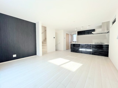 【居間・リビング】 | ◆横浜市緑区東本郷築浅中古住宅◆ | ◆広々としたリビング・ダイニングは、シックでモダンな内装。落ち着いた雰囲気に包まれて、伸びやかな空間のなかで、ゆったりと家族団らんのひとときを過ごせます。