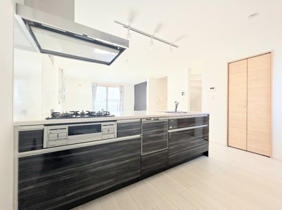 【キッチン】 | ◆横浜市緑区東本郷築浅中古住宅◆ | ◆ご家族みんなで調理ができる位のスペースを実現したキッチン空間となっております。みんなで作った料理を召し上がりながらの会話は、どのような物になるのでしょうか