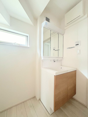 【独立洗面台】 | ◆横浜市緑区東本郷築浅中古住宅◆ | ◆ご家族の1日が始まり、1日が終わりを締めくくる洗面空間。洗濯機を配置しても十分なスペースを確保した設計となっております。