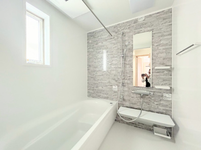 【浴室】 | ◆横浜市緑区東本郷築浅中古住宅◆ | ◆モダンデザインの空間が気持ちよさを高めてくれるバスルーム。すっきりとした清潔感の中に都会的なセンスが感じられ、心身をリフレッシュできる寛ぎを深めてくれるスペースです