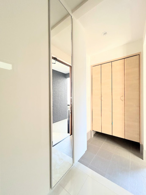 【玄関】 | ◆横浜市緑区東本郷築浅中古住宅◆ | ◆光の渦が溢れた明るい玄関ホール。「おかえり」と「ただいま」が交差するお家の顔とも言える場所は爽やかで心地良い空間となっています。すっきり片付いた玄関で来客時にも自信が持てそう。

