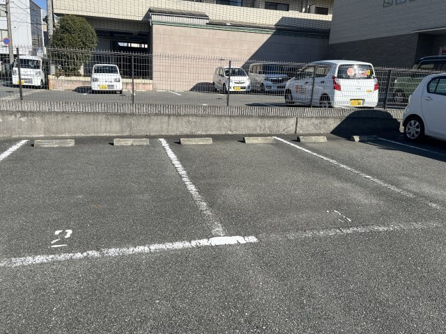 コスモコートの駐車場