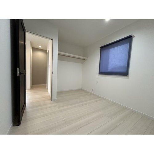 【洋室】 | 白を基調としたお部屋にブルーのロールカーテンがお洒落間を出します