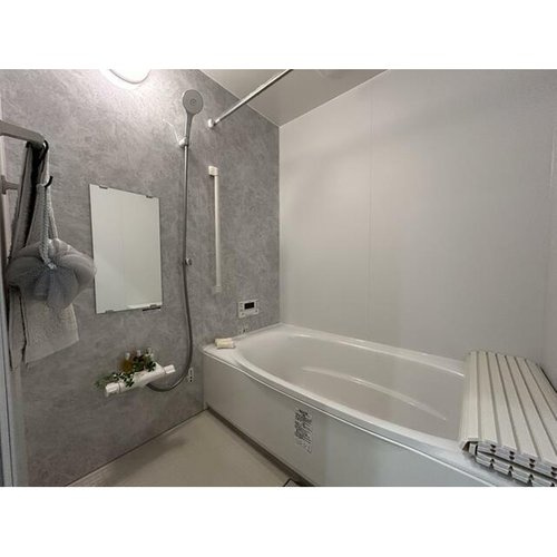 【浴室】 | 大理石風な壁は高級感があります。