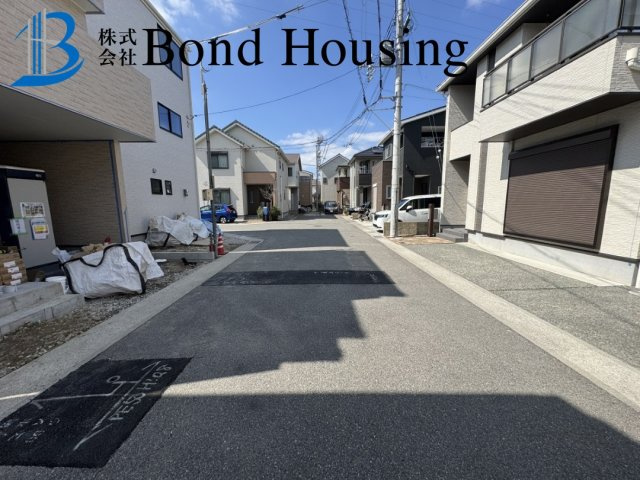 「長期優良認定住宅」玉津町吉田 全2棟1号棟の前面道路含む現地写真