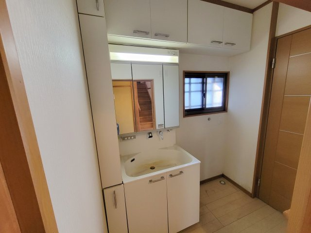 生駒市山崎新町の一戸建ての洗面所