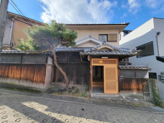 生駒市山崎新町の一戸建てのエントランス