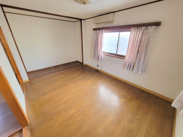 生駒市山崎新町の一戸建ての洋室