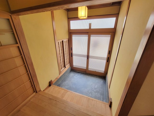 生駒市山崎新町の一戸建ての玄関