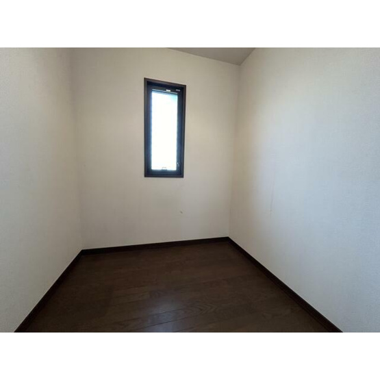 【洋室】 | 約4帖の洋室はお部屋にするもよし、収納部屋にするもよし用途多彩です。