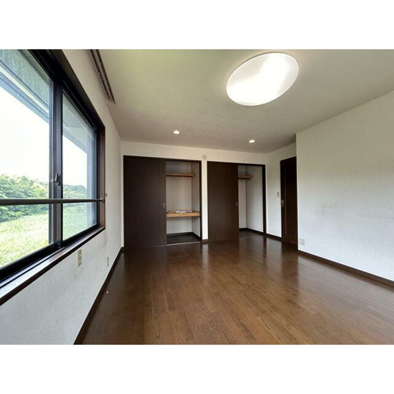 【洋室】 | 約10帖の洋室の別角度の写真です。