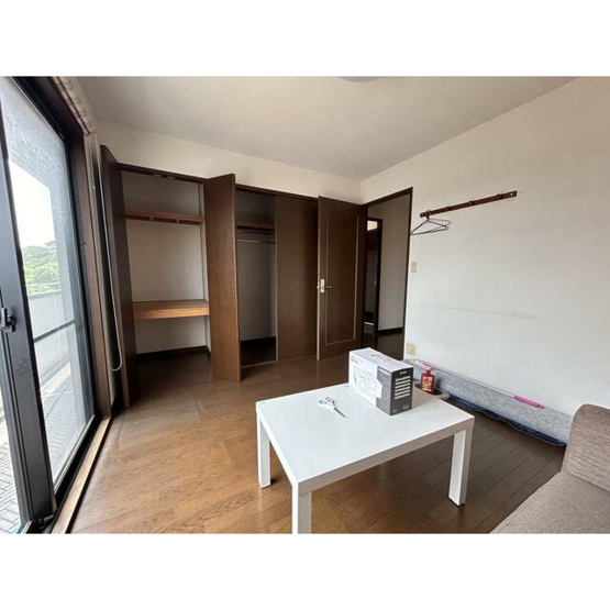 【洋室】 | 約5帖の洋室の別角度の写真です。