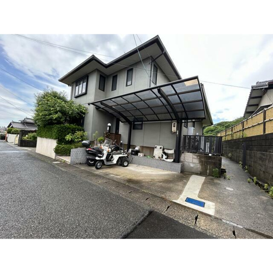 【外観】 | カーポート付きのこちらの物件は駐車１台可能です。
