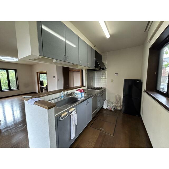 【キッチン】 | 床下収納があるキッチンは対面式キッチンとなっております。
