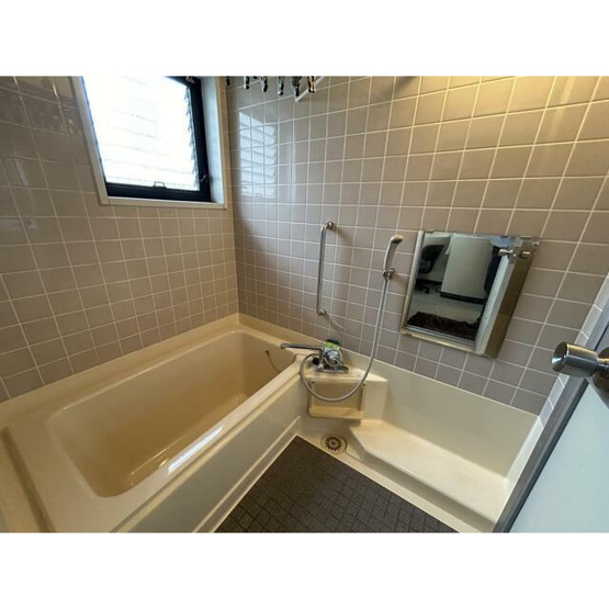 【浴室】 | 小窓がついておりますので換気をしながら入浴可能です。