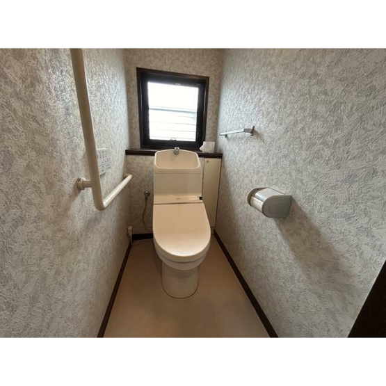 【トイレ】 | ウォシュレット・手すり付きのトイレです。