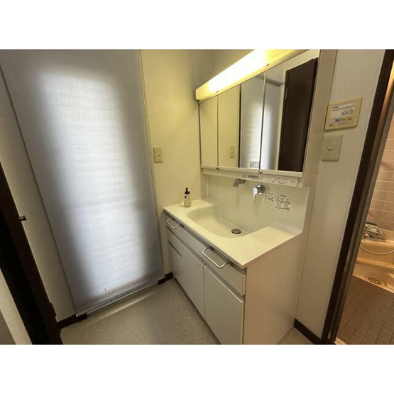 【独立洗面台】 | 勝手口付きの洗面脱衣所です。