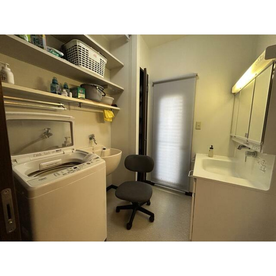 【独立洗面台】 | 洗濯機置き場もついており、上には収納も充実しております。