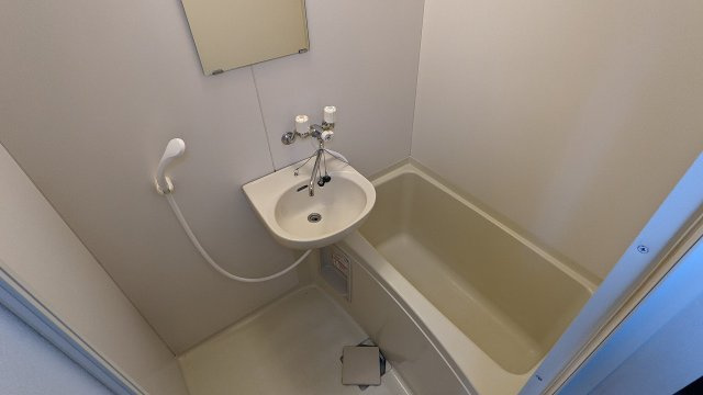 レオパレスＲＡＦＦＩＮＡＴＯＩの浴室|コンパクトで使いやすいお風呂です