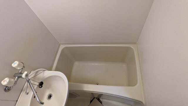 レオパレスＲＡＦＦＩＮＡＴＯＩの浴室|日々の疲れを癒すお風呂付です