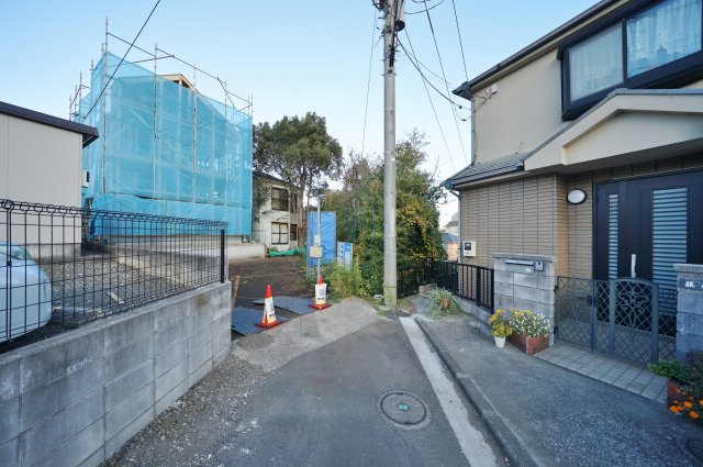 【横浜市保土ケ谷区釜台町26-7新築戸建て】★仲介手数料無料★の前面道路含む現地写真