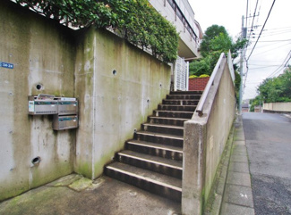 【その他共用部分】 | 高台に立地しているぶん、人通りなどはきになりづらいですよ