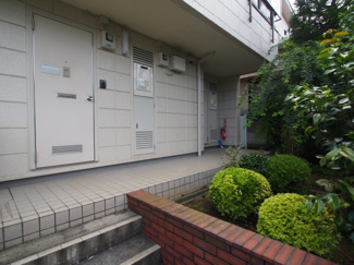 【エントランス】 | 緑もあり落ち着いた雰囲気ですよ♪