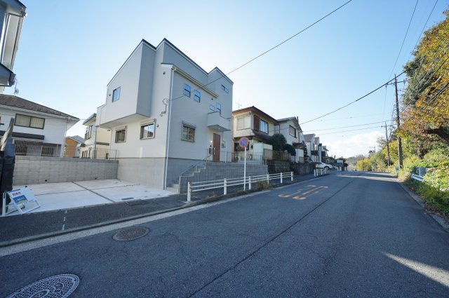 【横浜市旭区笹野台3丁目26-6新築戸建て】★仲介手数料無料★（笹野台小学校・希望が丘中学校）の前面道路含む現地写真