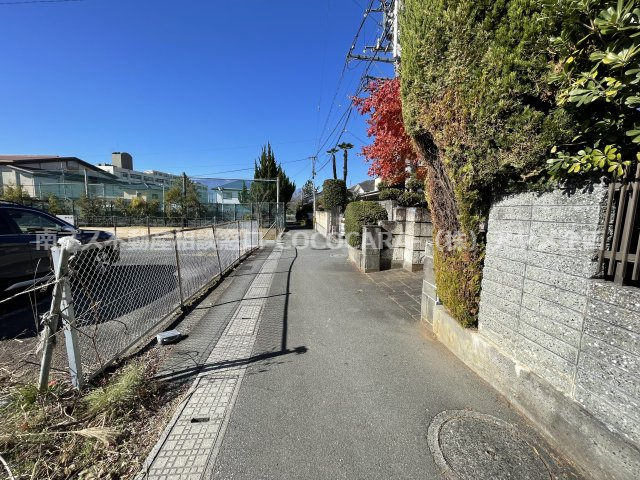 甲府市美咲2丁目　売地の前面道路含む現地写真
