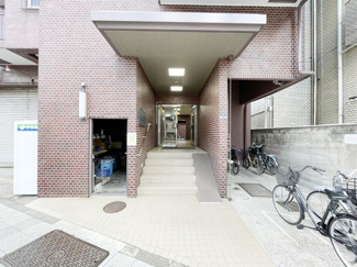 【エントランス】 | お客様を、そして住人を出迎えてくれるマンションのエントランス。ゴミが落ちていないことからも、管理状態の良さや住民の節度の高さが見て取れます。～即日のご見学可能～　お問合せはお気軽にどうぞ。
