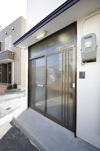 富木島町前田面貸家の玄関