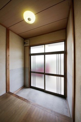 富木島町前田面貸家の玄関