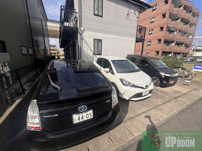 ランドマークハイツの駐車場