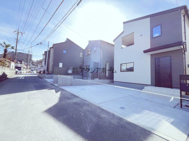 入間市鍵山2丁目・全5棟　新築一戸建　2号棟　～収納豊富～の前面道路含む現地写真