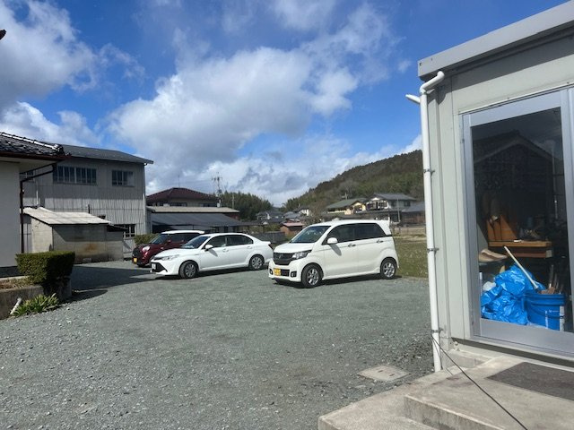 ◆建築条件無し売土地◆敷地ＢＩＧな３８７坪◆倉庫・事務所・物置きあり◆南丹市八木町南広瀬砂子の外観|事務所とガス庫の間(２０２４年６月撮影)