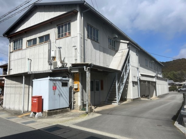 ◆建築条件無し売土地◆敷地ＢＩＧな３８７坪◆倉庫・事務所・物置きあり◆南丹市八木町南広瀬砂子の外観|倉庫(２０２４年６月撮影)