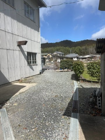 ◆建築条件無し売土地◆敷地ＢＩＧな３８７坪◆倉庫・事務所・物置きあり◆南丹市八木町南広瀬砂子の外観|倉庫横の東側通路(２０２４年６月撮影)